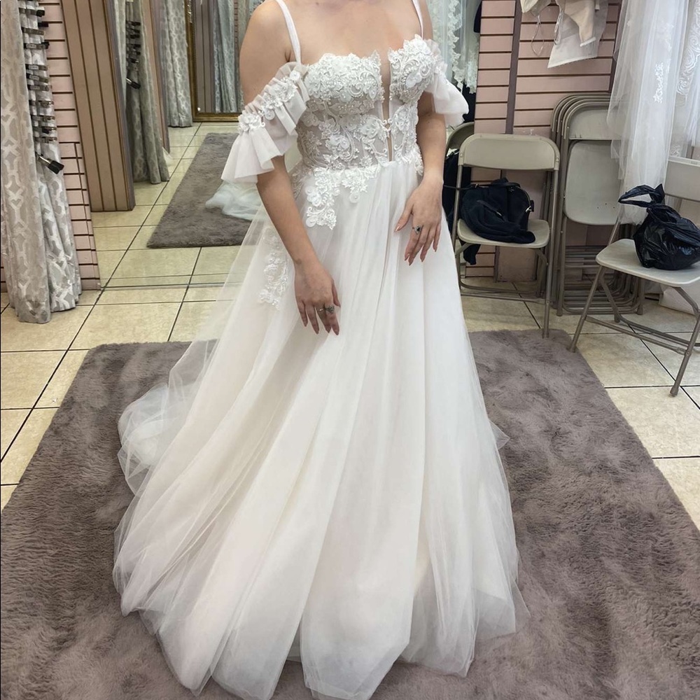 White floor length gown with cold shoulder sleeves and a train 
Size 6 - Picture 5 of 7